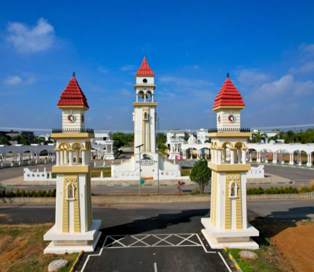 Huge entrance plaaza - indraprastha
